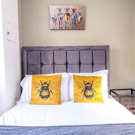 Contemporary Upnor House With 2 Free Parking By Prescott *