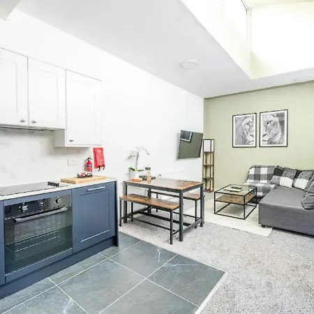 Contemporary Upnor House With 2 Free Parking By Prescott Bristol