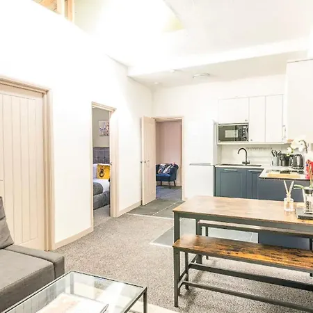Apartment Contemporary Upnor House With 2 Free Parking By Prescott *