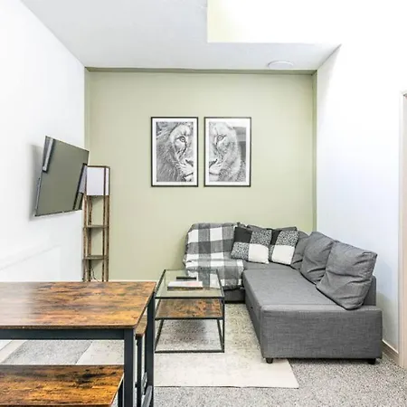 Contemporary Upnor House With 2 Free Parking By Prescott *