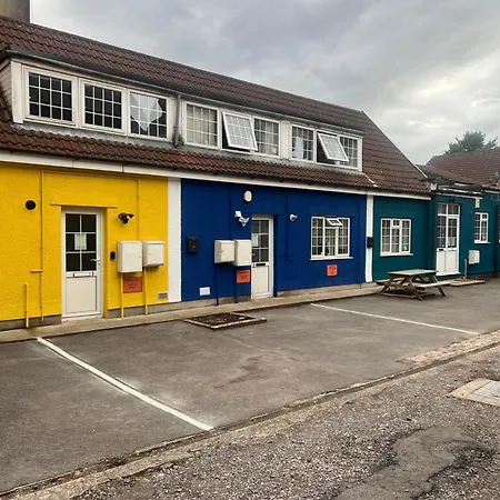Contemporary Upnor House With 2 Free Parking By Prescott *