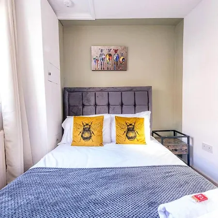 Contemporary Upnor House With 2 Free Parking By Prescott *