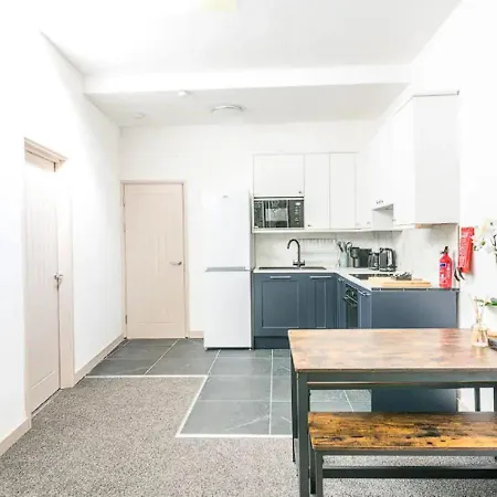 Contemporary Upnor House With 2 Free Parking By Prescott