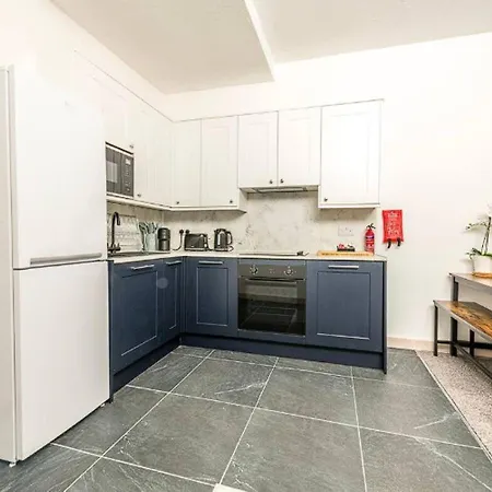 Contemporary Upnor House With 2 Free Parking By Prescott